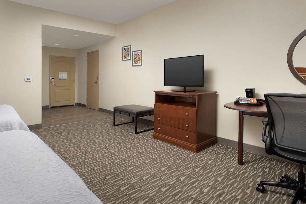 Room, 2 Queen Beds, Accessible (Mobility & Hearing, Roll-In Shower) - Photo 2
