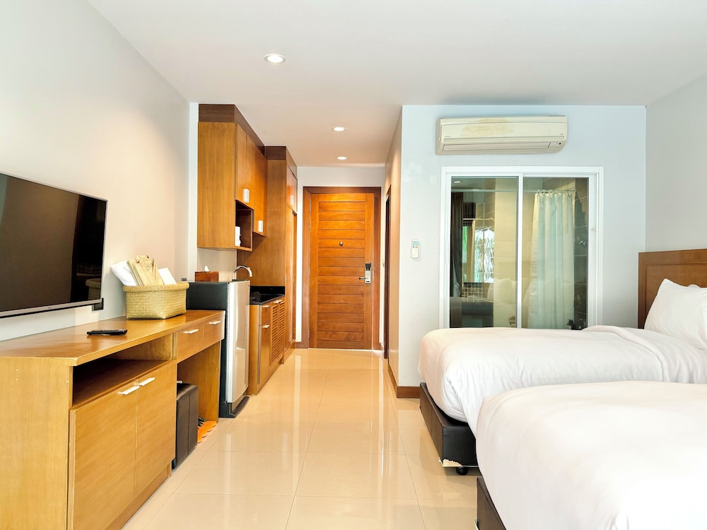 Deluxe Room, Pool View - Photo 6