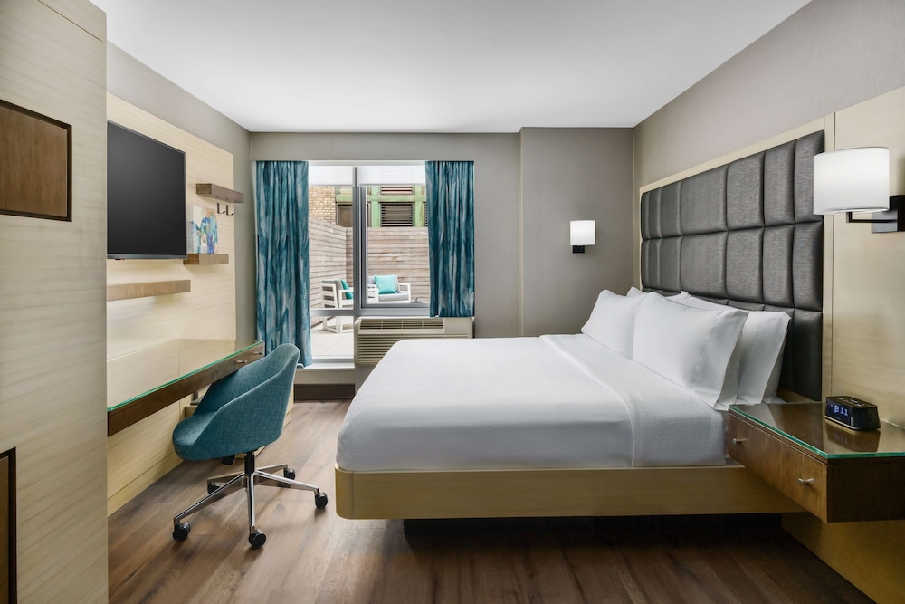 Standard Room, 1 King Bed, Accessible, Balcony (Hearing)