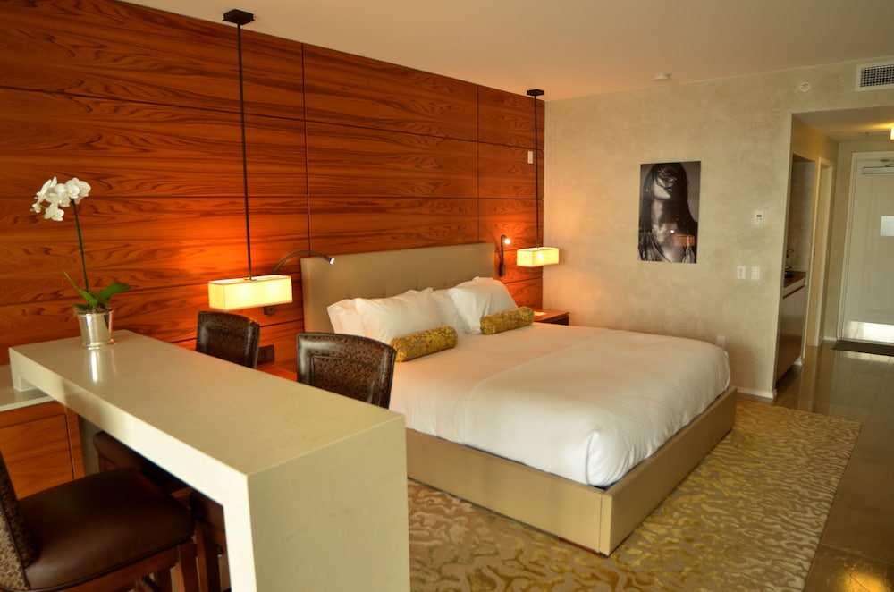 Corner Terrace Room