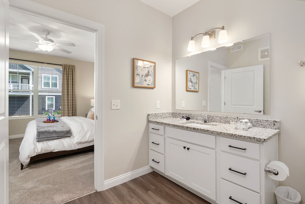 Powell Retreat Attached Garage Walk-in Shower, 사진 23