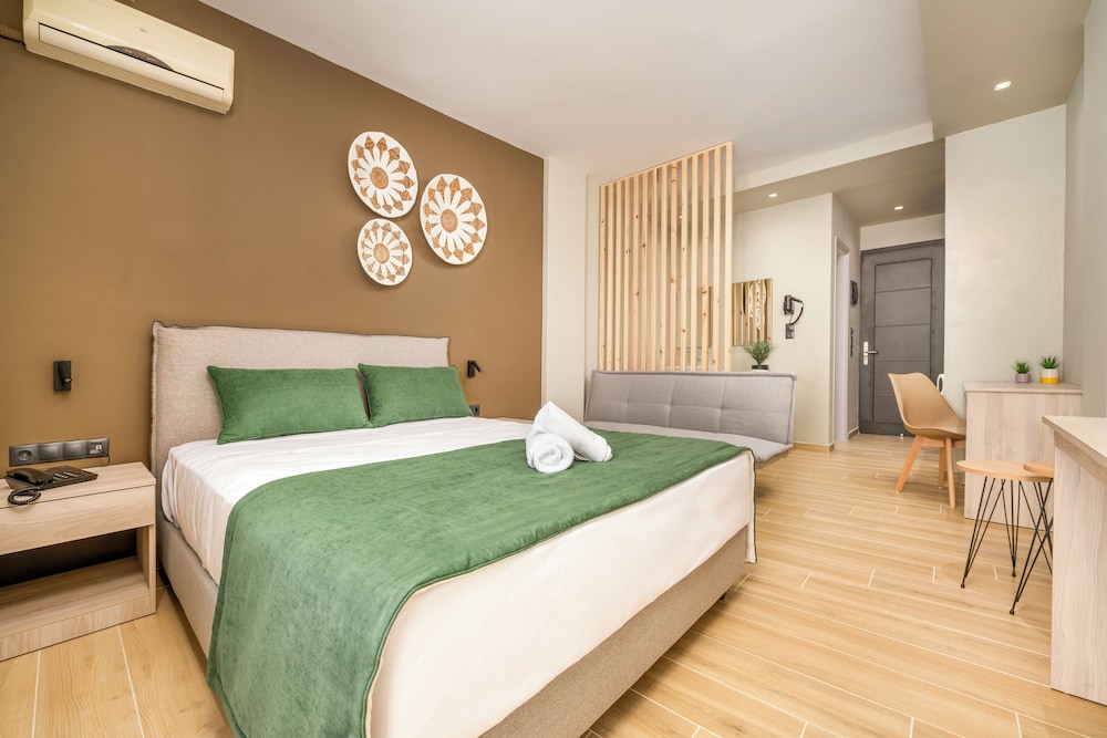 Deluxe Double Room with Side Sea View photo 2