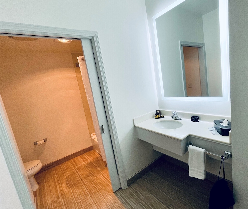 Suite, Multiple Beds, Garden View (Two Queen Bed Studio) photo 2