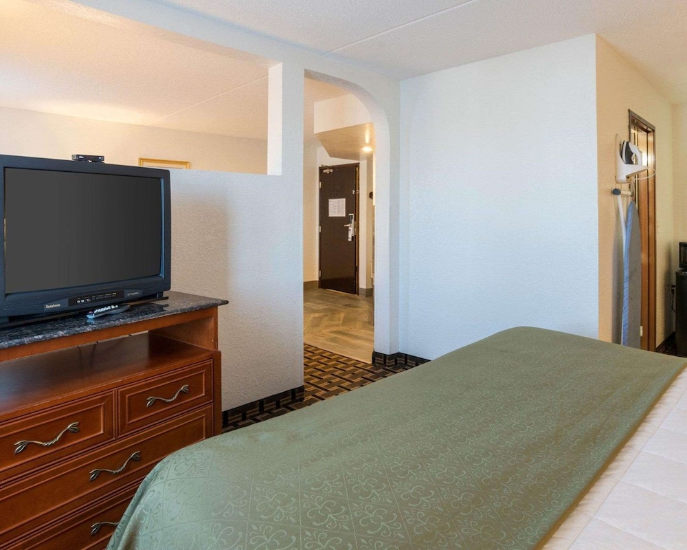 Standard Room, 1 Queen Bed, Non Smoking - Photo 2