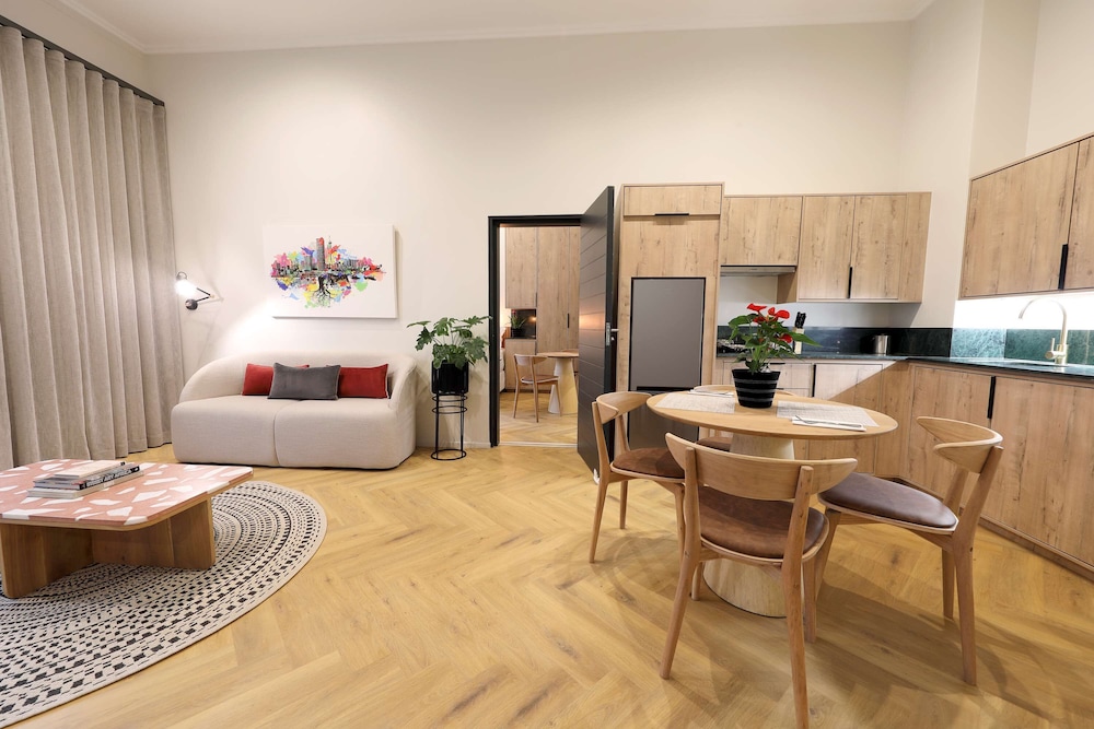 Suite, 2 Bedrooms - Photo 4