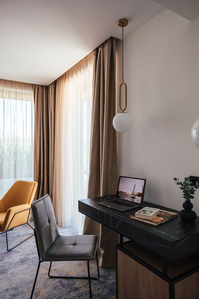 Executive Room thumbnail 5
