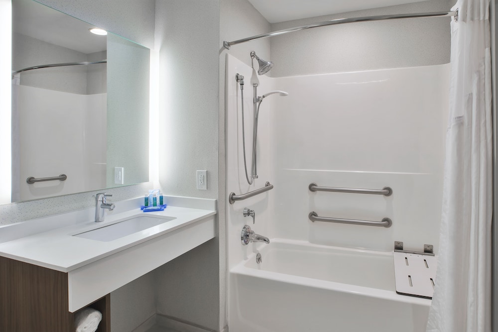 Standard Room, 1 King Bed, Accessible (Mobility, Accessible Tub) - Photo 11