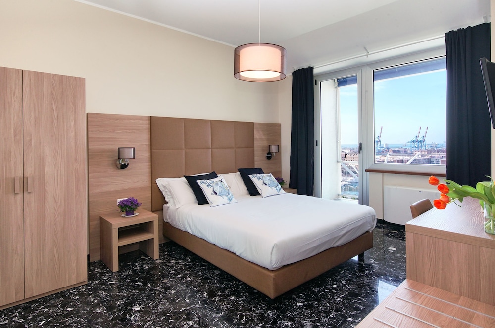Basic Room, 1 Queen Bed, Non Smoking, Marina View photo 3