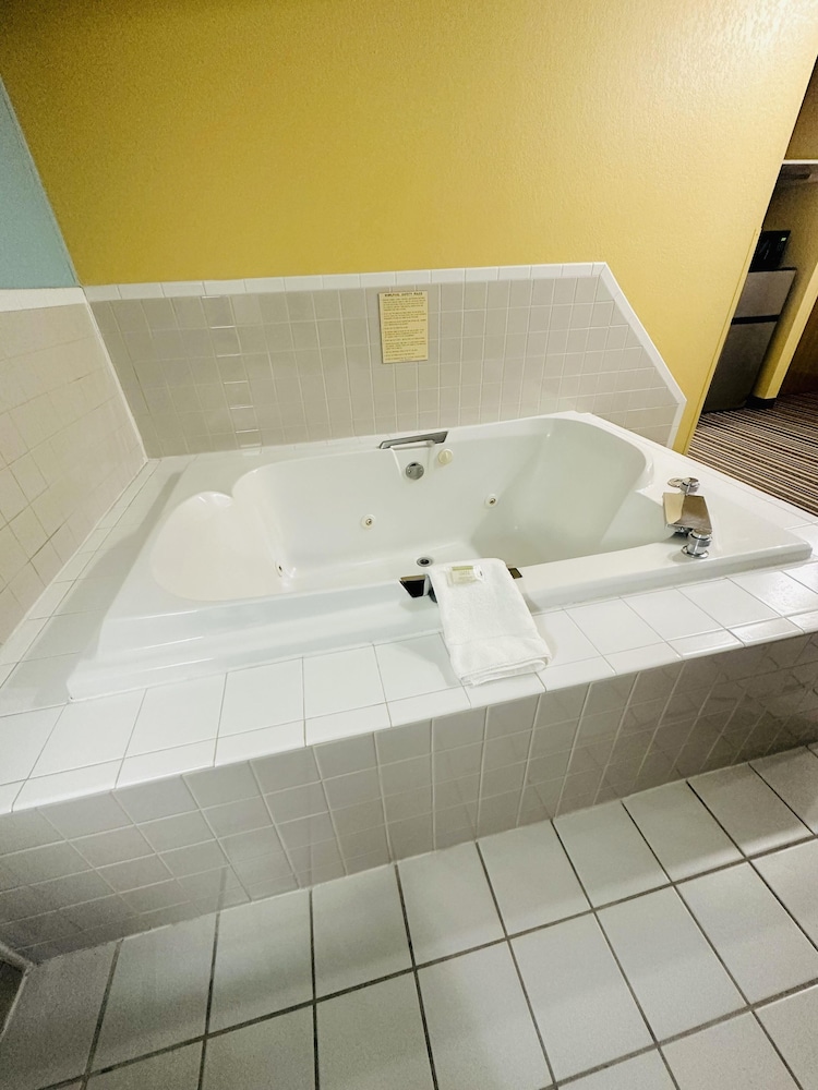Suite, 1 King Bed - Photo 5