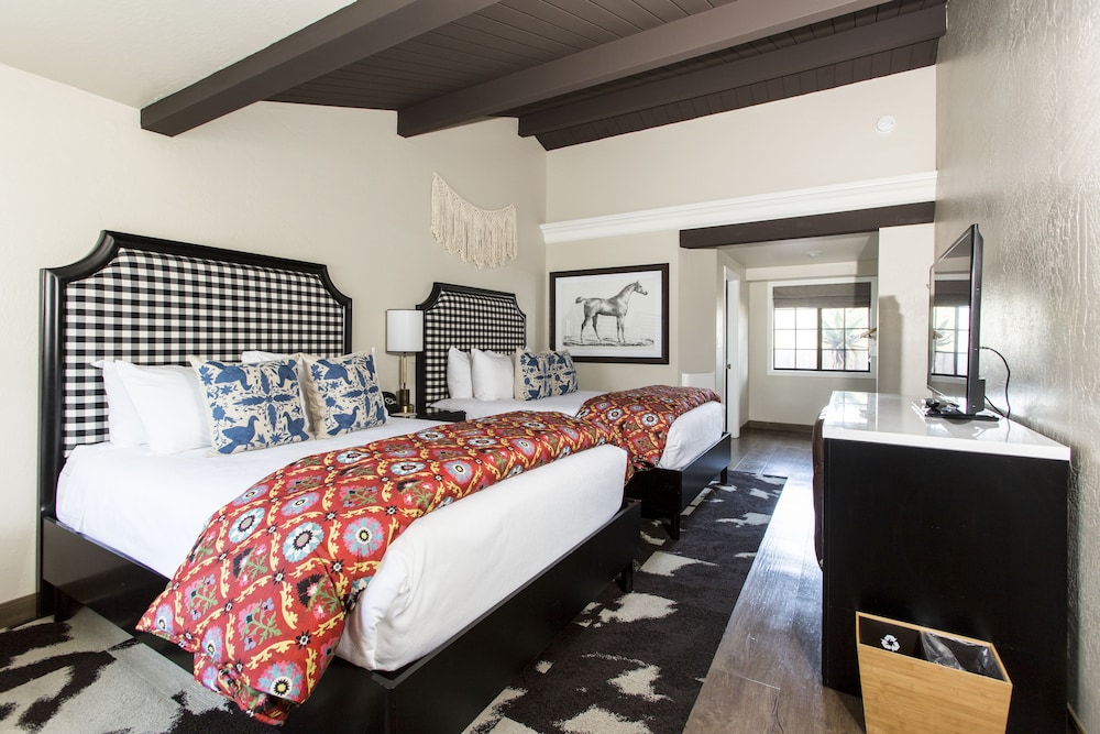 Room, 2 Queen Beds, Courtyard View photo 2