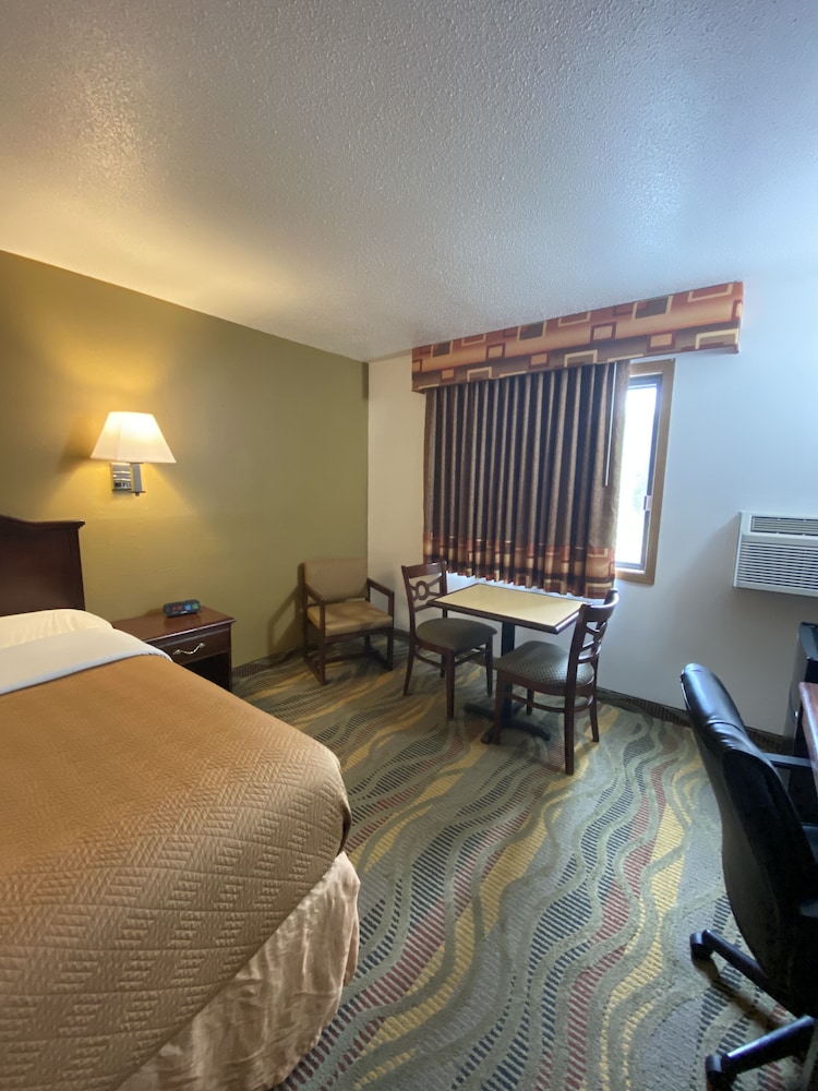 Room, 1 King Bed, Non Smoking - Photo 7