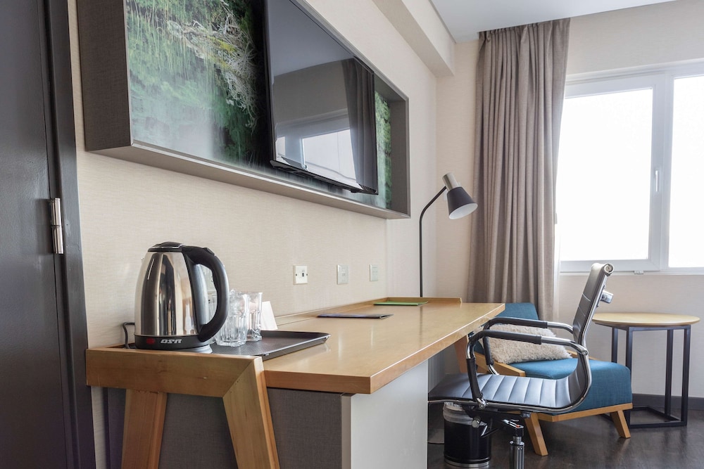 Room, 2 Double Beds, City View