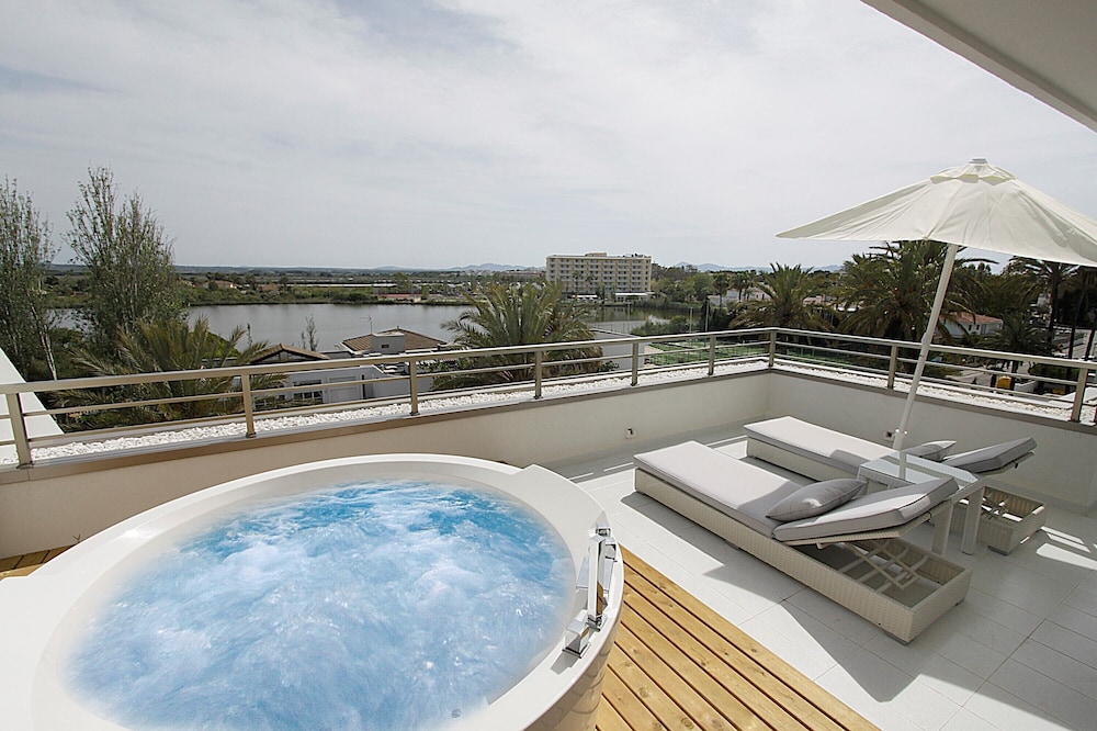 Premium Suite, Jetted Tub (1)