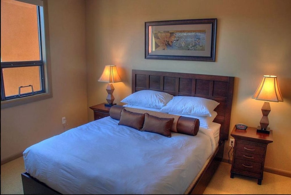 Deluxe Condo, 2 Bedrooms, Kitchen, Pool View photo 1