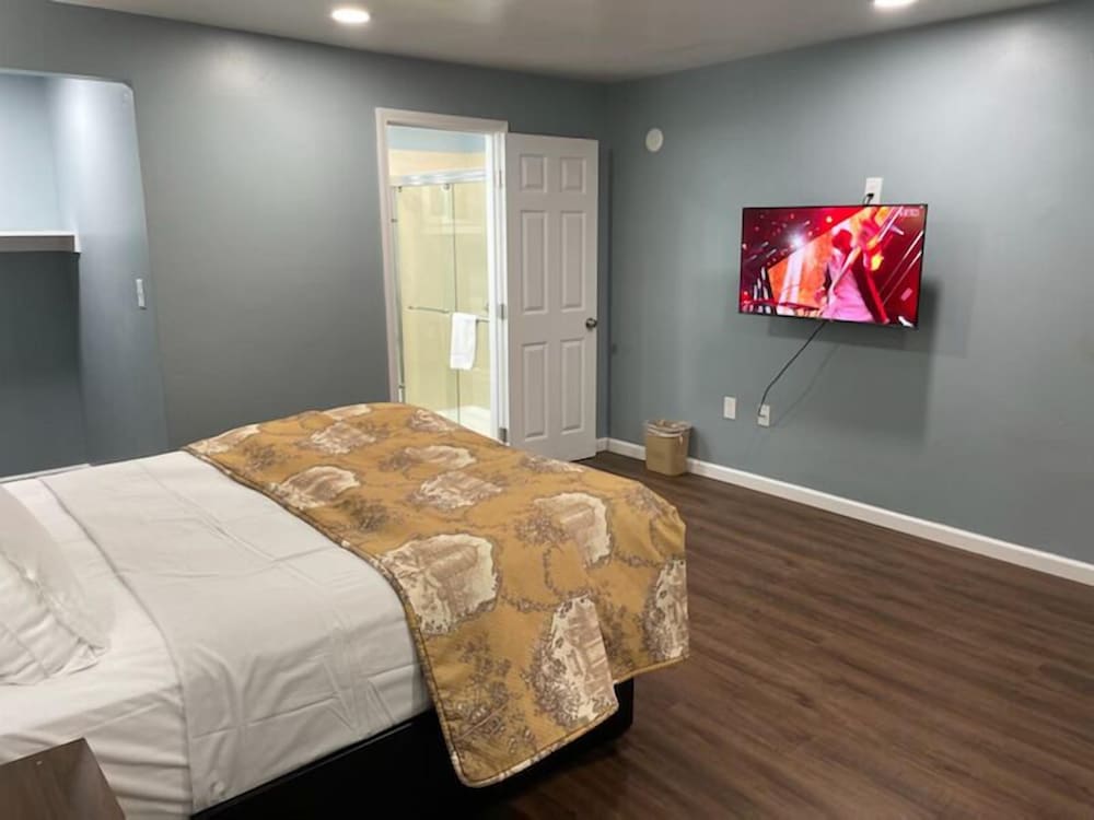 Queen Bed, Non-Smoking - Photo 21