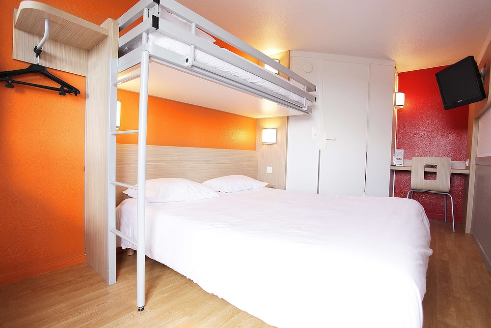 Standard Room, 3 Twin Beds photo 3