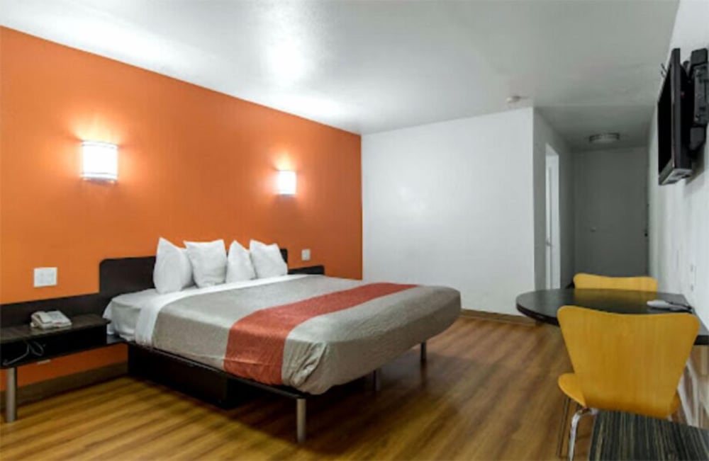 Basic Room, 1 King Bed, Accessible - Photo 2