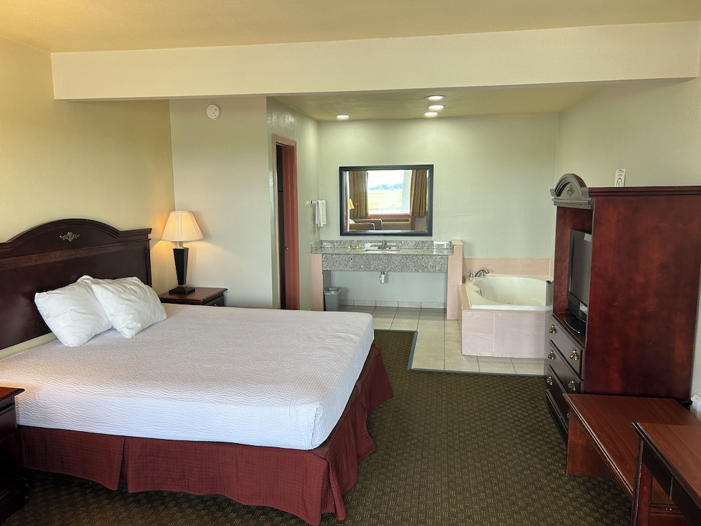 Deluxe Suite, 1 King Bed, Jacuzzi Room photo 1