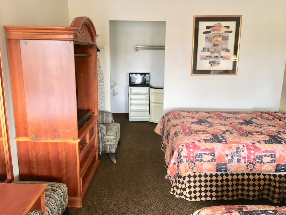 Comfort Room, 2 Queen Beds, Non Smoking photo 2