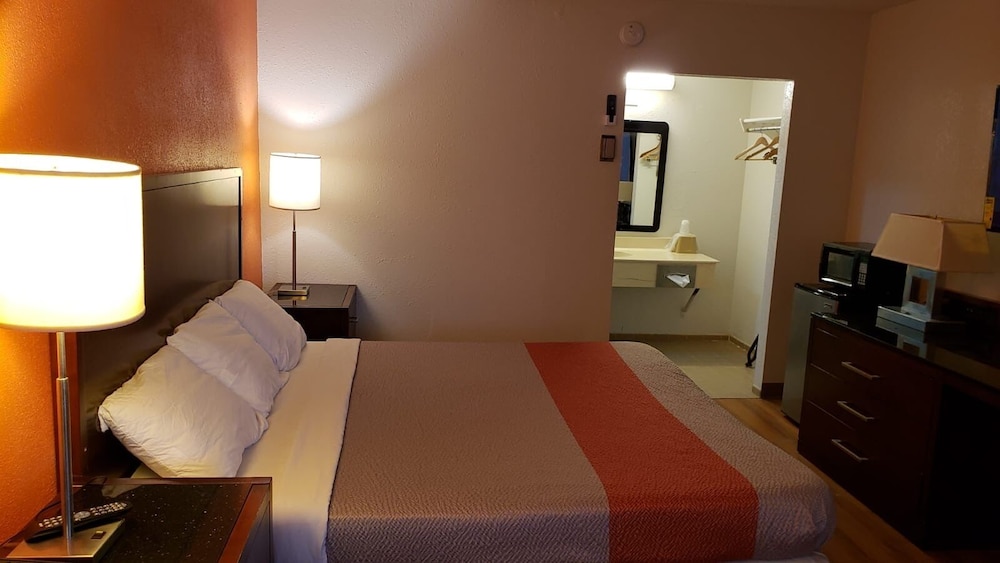 Standard Room, 1 King Bed, Non Smoking photo 1