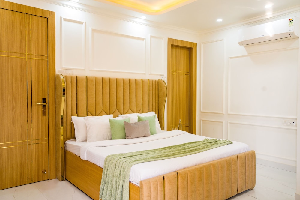 Premium Room, 1 King Bed, Accessible Bathtub, Kitchenette