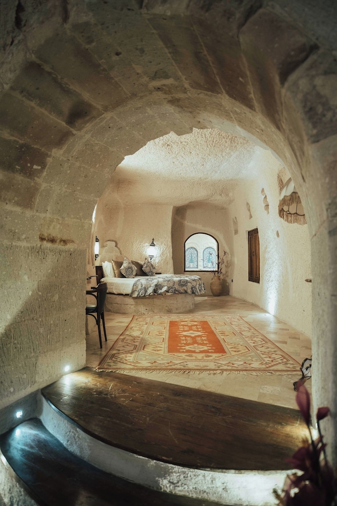 Queen Cave Suite with Stone Bathtub - Photo 17