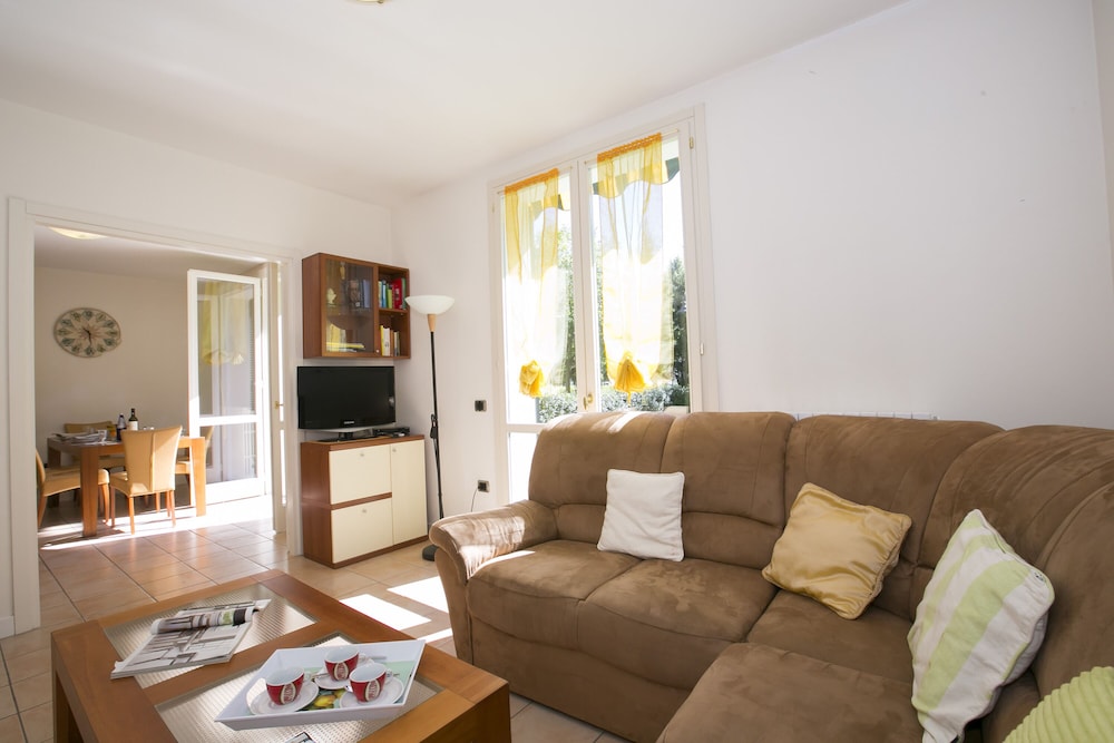 Family Apartment, 2 Bedrooms, Lakeside (Porto Letizia Mimosa 2)