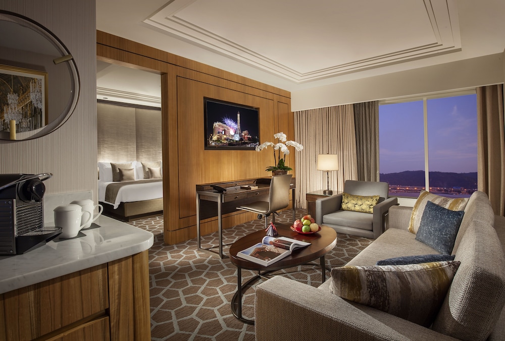 Lyon Premier Suite King with Eiffel Tower View