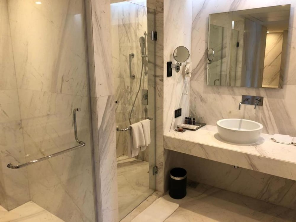 Luxury Suite thumbnail 5