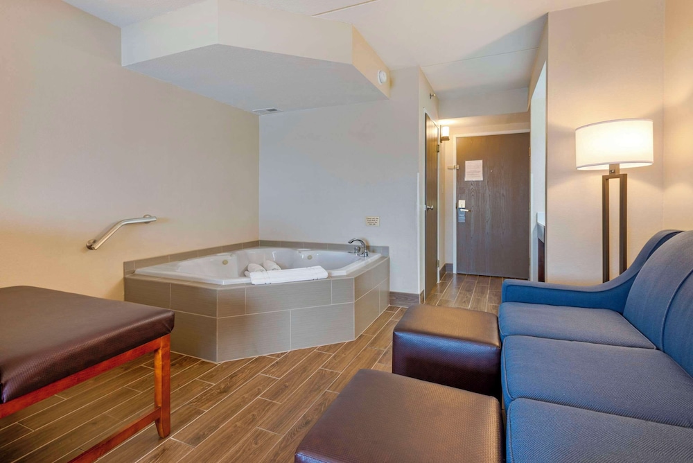 Standard Room, 1 King Bed, Non Smoking, Hot Tub photo 2