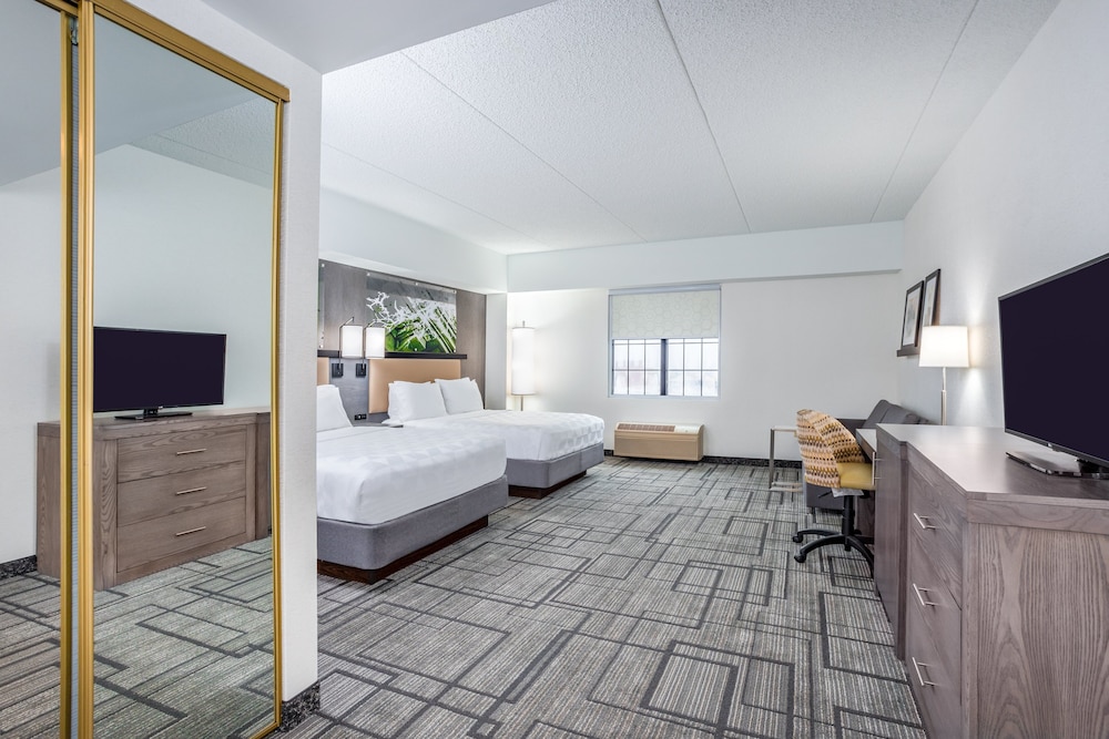Standard Room, Multiple Beds - Photo 3