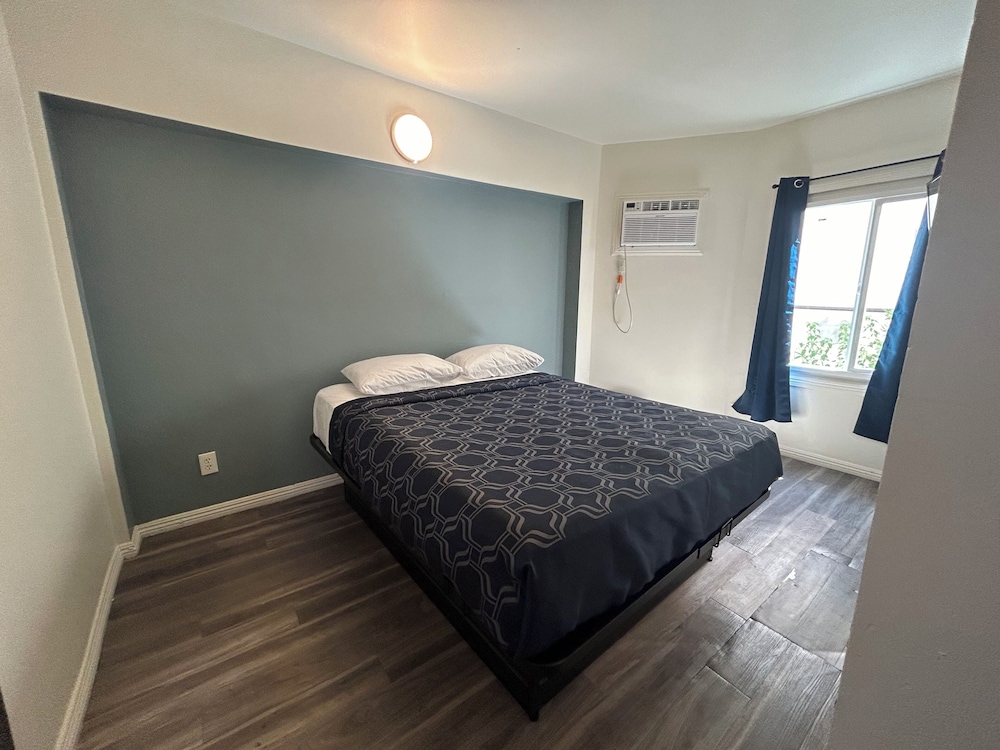 Basic Room, 1 Queen Bed