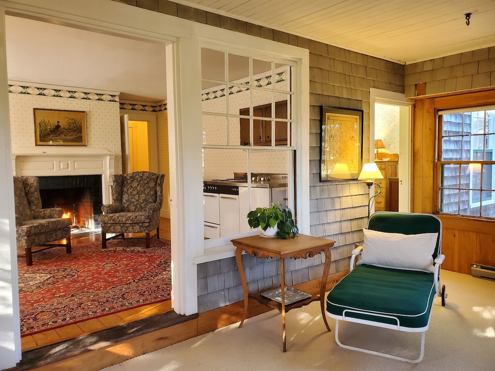 Superior Suite, 1 King Bed, Kitchenette (Room 07)