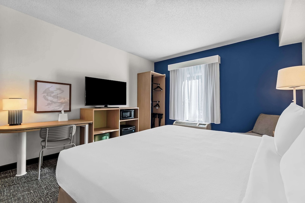 Deluxe Room, 1 King Bed, Accessible Bathtub, Bathtub (Mobililty)