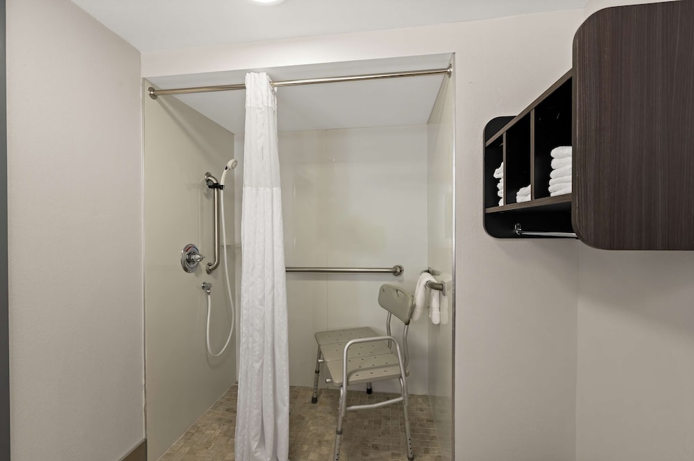 Standard Room, 1 King Bed, Accessible, Non Smoking - Photo 5