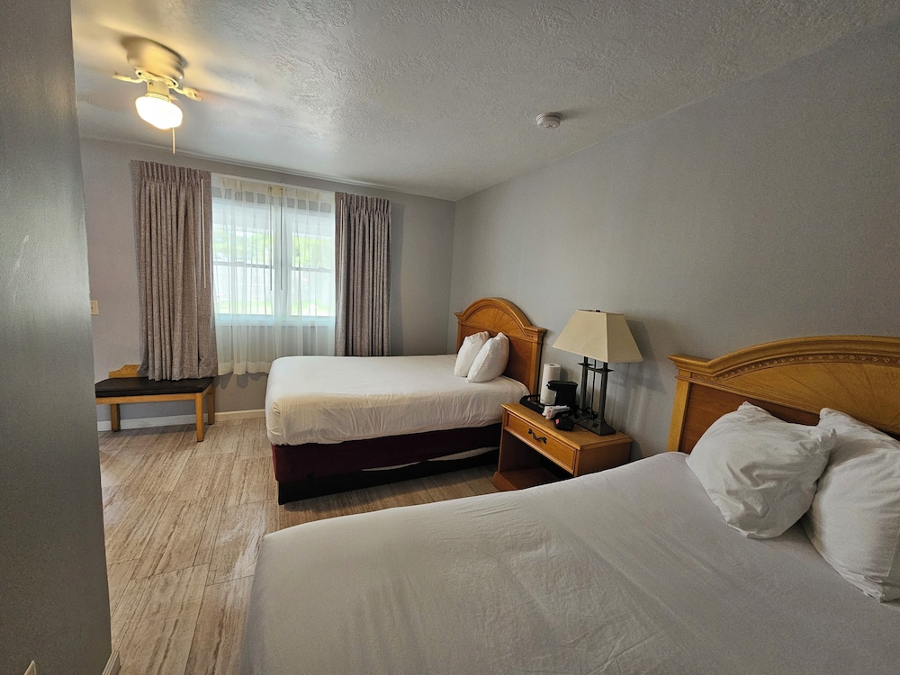 2 Double Beds, Poolside