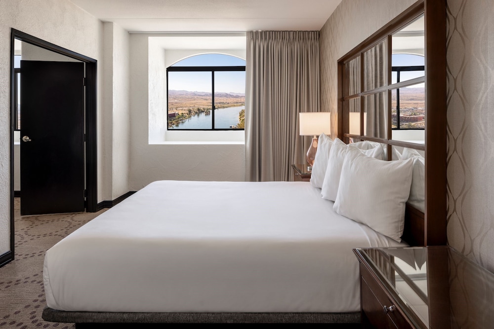 North Tower Vista Suite King Non-Smoking (Newly Renovated) - Photo 2