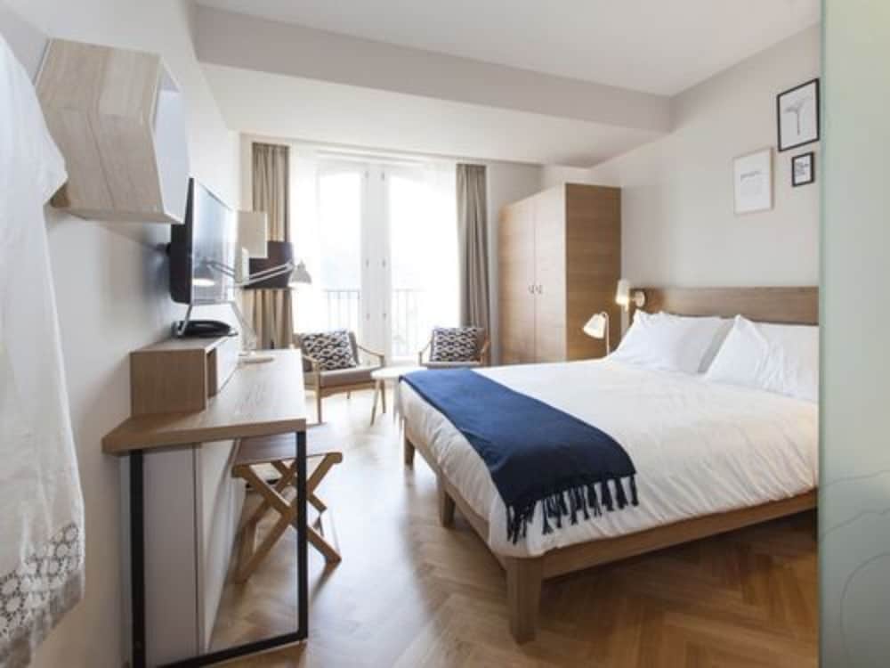 Superior Room, Lake View