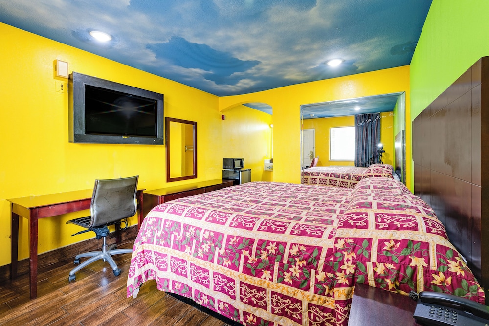 King Bed Accessible Non-Smoking - Photo 4