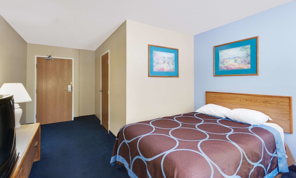 Room, 1 Double Bed, Accessible, Bathtub photo 1
