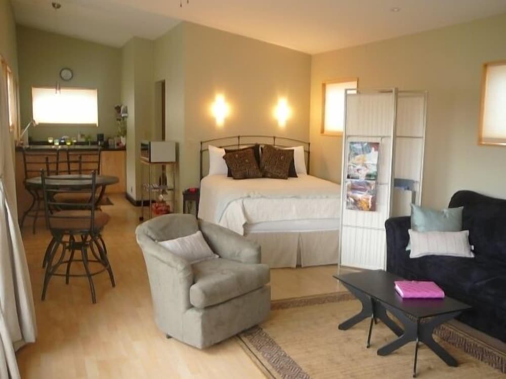 Comfort Cabin, 1 Queen Bed with Sofa bed