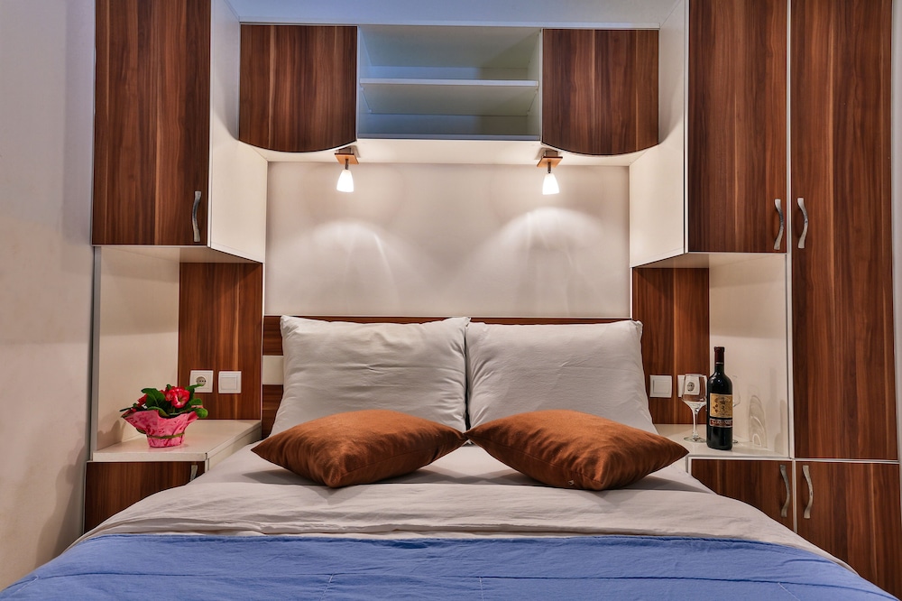 Basic Double Room, 1 Queen Bed, Non Smoking photo 1