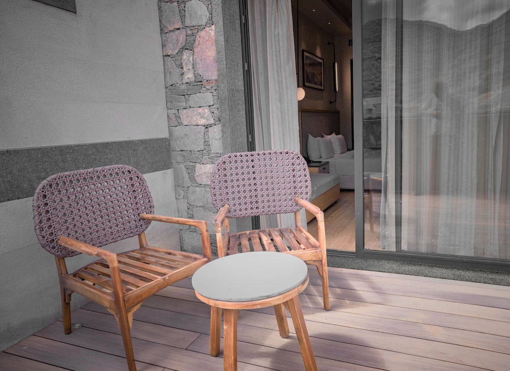 Elegant Room with Balcony - Photo 2