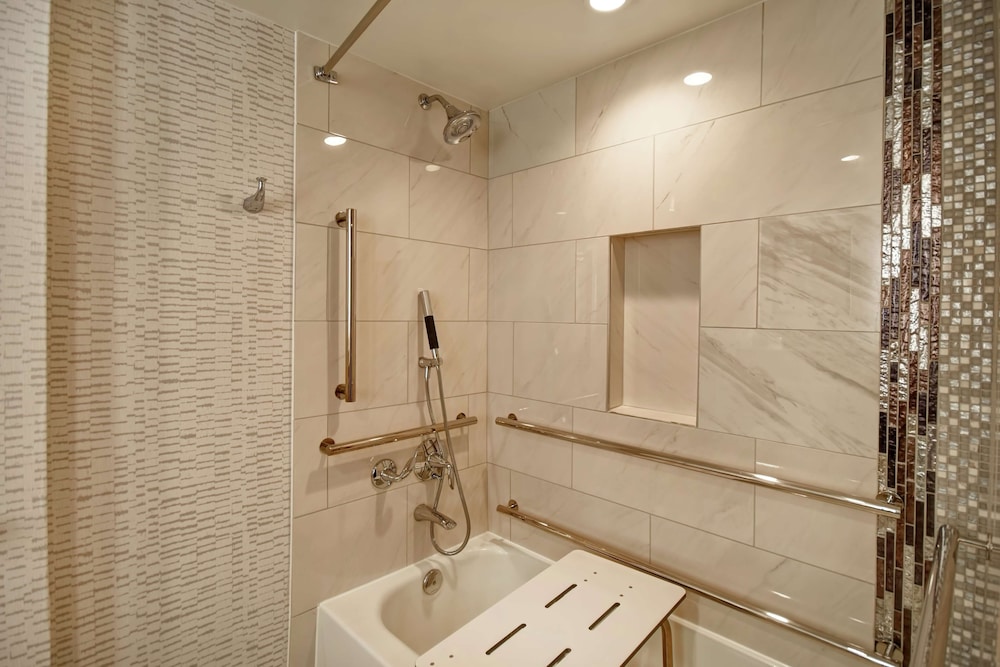 Suite, 2 Queen Beds, Accessible, Bathtub - Photo 4