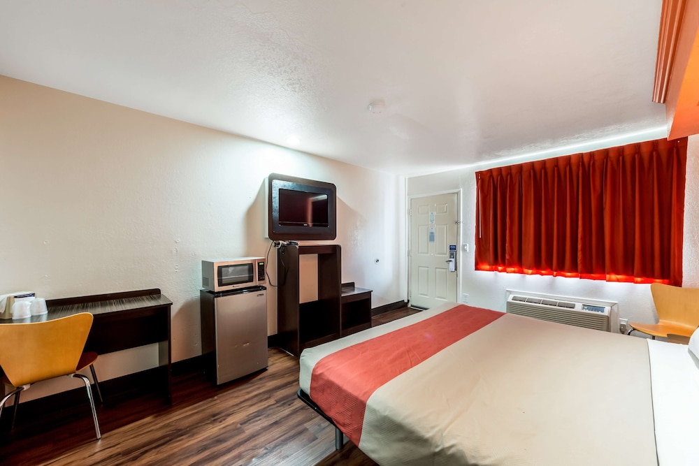 Standard Room, 1 King Bed, Smoking - Photo 4