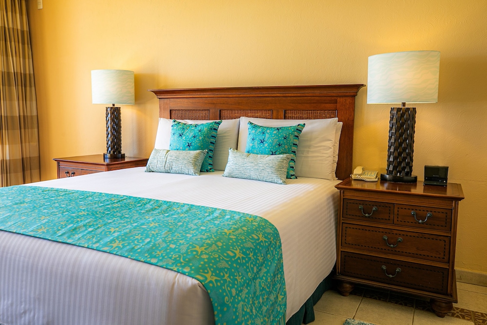 Deluxe Room, 1 King Bed, Ocean View - Photo 1