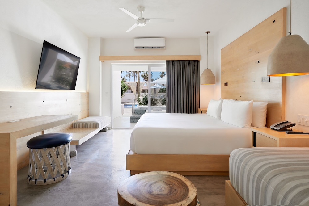 Exclusive Suite, Jetted Tub, Poolside - Photo 7