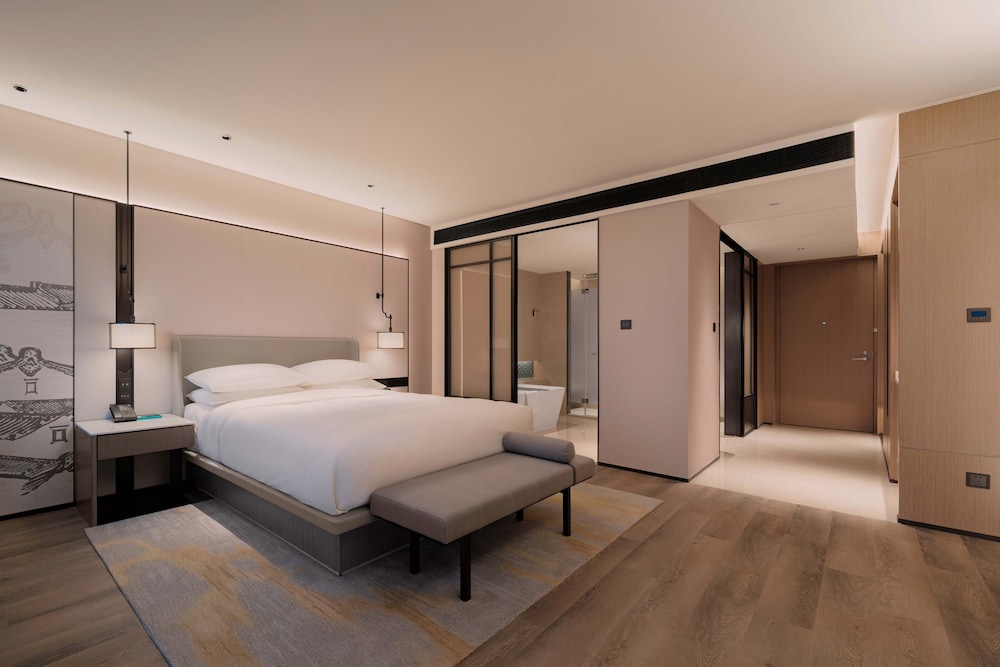 Room, 1 King Bed, Smoking, Harbor View photo 3