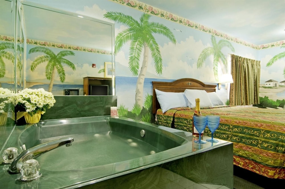 Suite, 1 King Bed, Jetted Tub - Photo 8