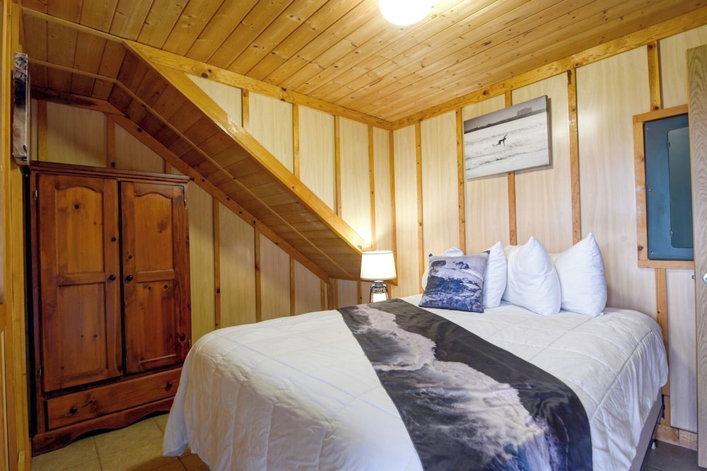 Traditional Cabin, 2 Queen Beds, Ocean View photo 2